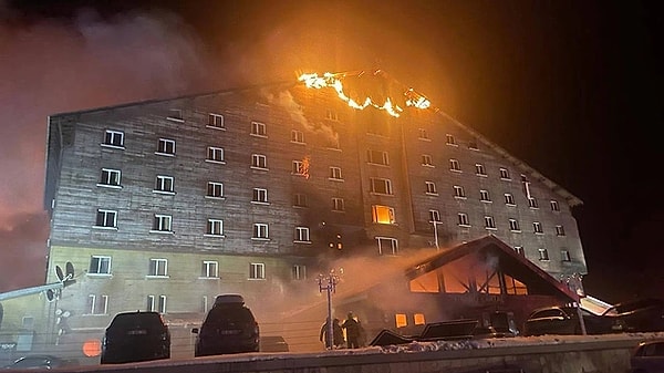 Dışı komple ahşap kaplı olan 12 katlı Grand Kartal Otel'de gece saat 03.30 sularında çıkan yangın faciaya yol açtı.