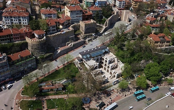 Bir başka efsaneye göre Bursa adını “Pura” (Hisar) ve “Issa” (Kent) kelimelerinin birleşiminden alır. Bu görüş şehrin kale kenti olarak anılmasını destekler. Ancak tarihçiler Bursa isminin kralın unvanından çok, şehrin kimliğine uygun bir anlam taşıdığını savunur.