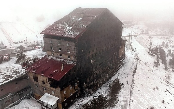 4’üncü katta bulunan restoran bölümünde çıkan yangına dair yeni detaylar da gelmeye devam ediyor. Yangın merdivenin alevlerin yükseldiği esnada baca görevi görüp üst katlara sıçradığı ve birçok insanın merdivenlerde hayatını kaybettiği bilgisiyse yürek sızlattı.