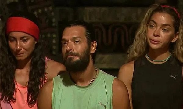 7. Survivor 2021 kadrosunda yarışan sosyal medya fenomeni Hayrettin Karaoğuz, yarışmada yaşadıklarını Berfu Yenenler'e anlattı. Berfu Yenenler ile Talk Show Perileri'ne konuk olan Hayrettin, açlıktan gözünün döndüğünü ve hırsızlık yaptığını itiraf etti. İşte o anlar...