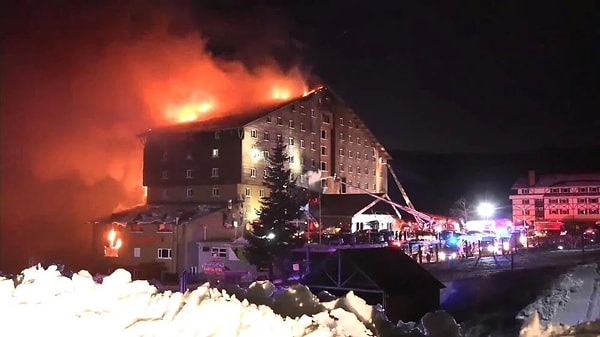 Bolu Kartalkaya’da otel yangınında 78 kişinin yaşamını yitirmesine yönelik soruşturma sürüyor. Yangınla ilgili gözaltı sayısı 14’e yükseldi. Soruşturma kapsamında otelin sahibi Halit Ergül adliyeye sevk edildi.