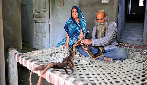 Singh, bunu ülkesine olan sevgisi için yaptığını iddia etse de komşuları bu alışkanlığın bir kahin tarafından erkek çocuk sahibi olma umuduyla başladığını söylüyor.