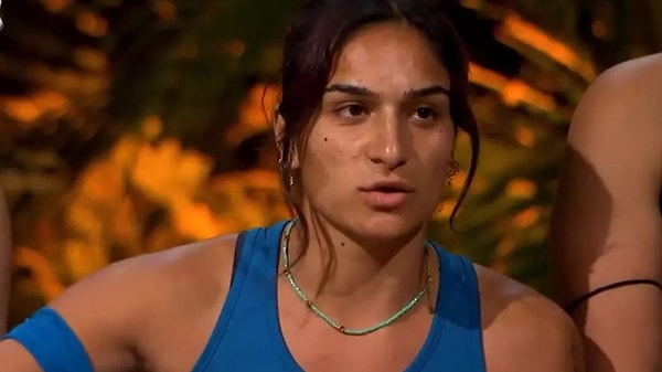 Yeni sezonuyla fırtınalar koparan Survivor'da kaos yine had safhalarda. Önceki sezonları aratmayan Survivor'da bu defa Dilşah'ın Sevgi'nin arkasından konuşması gündem oldu. Daha birkaç dakika önce Sevgi'ye saçını ördürüp hemen ardından röportaj veren Dilşah, Sevgi hakkında verdi veriştirdi. O anlar Survivor izleyicisinin radarına takıldı.