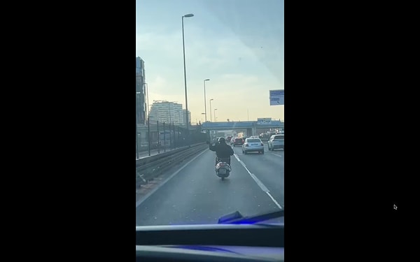 İstanbul'da bir motosiklet sürücüsü, trafikte sıkışan ambulansa yolu açtı.