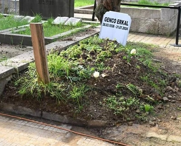 Oda Tv'nin haberine göre, usta ismin mezarının son hali görenleri üzdü. Vefatının üzerinden aylar geçen Genco Erkal'ın yağmur nedeniyle mezarının toprağının kaydığı iddia edilirken bakımsız görüntü dikkat çekti.