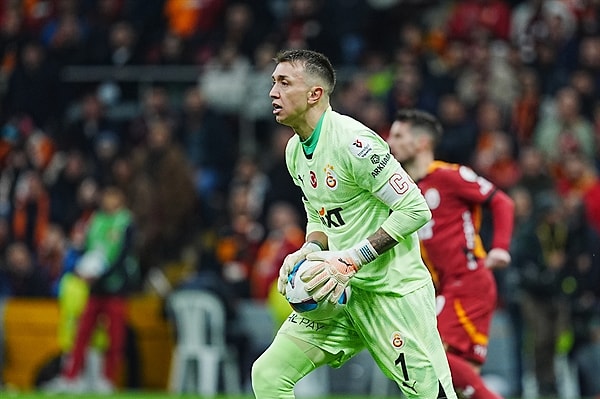 Başta Muslera olmak üzere bazı futbolcuların protesto edildiği sarı kırmızılılarda bu hafta adeta "barışma haftasıydı".