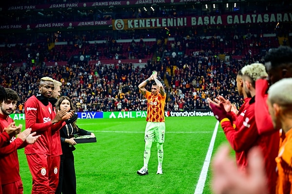 Galatasaray kalesinde 429 maça çıkan Muslera, Bülent Korkmaz'ı geçerek en çok lig maçına çıkan isim olma başarısı gösterdi.