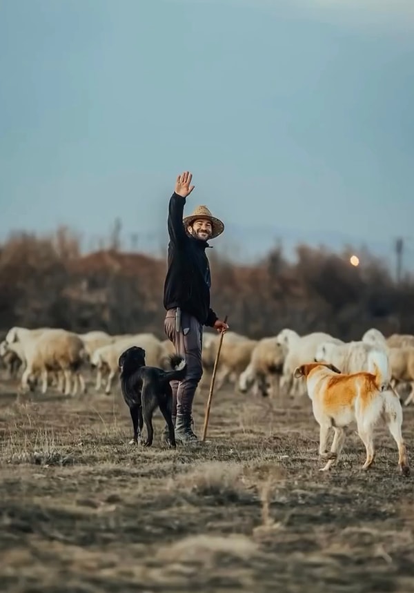 Fotoğraf çekimlerinin ardından ikiliyi eve davet eden misafirperver çoban hikayesiyle yüreklerimize dokunmuştu.