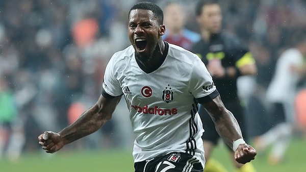 Jeremain Lens, Fenerbahçe'de kiralık olarak forma giydiğinde net olarak fark yaratmıştı. Dick Advocaat'in "bonservisi alınmasın" dediği hep rivayet olarak anlatıldı. Beşiktaş bonservisini aldı ancak Fenerbahçe'deki günlerini mumla arattı.