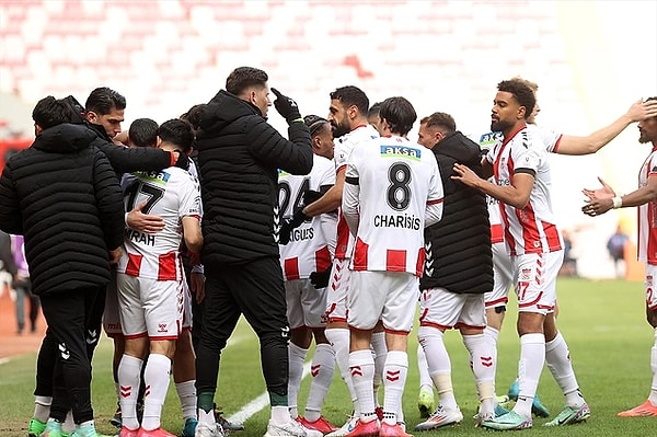 Bol gollü bir Süper Lig haftasını geride bıraktık. Tarihin en gollü üçüncü haftası oldu. Peki bu hafta ligde kaç gol izledik?