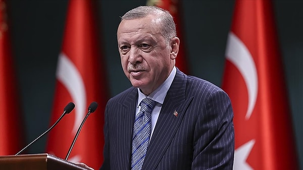 Gazeteciler AK Parti grup toplantısının bitiminde Cumhurbaşkanı Recep Tayyip Erdoğan’a da aynı soruyu sordu, Cumhurbaşkanı da istifa sorularına cevap vermemeyi tercih etti.