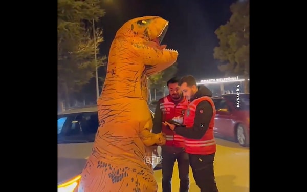 Isparta sokaklarında dinazor kostümüyle yaşayan vatandaşın o anlarına güldüren yorumlar geldi.