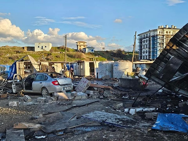 Yaralı işçilerden biri, Çiğli Eğitim ve Araştırma Hastanesi'ne sevk edildi ancak yapılan tüm müdahalelere rağmen kurtarılamadı.