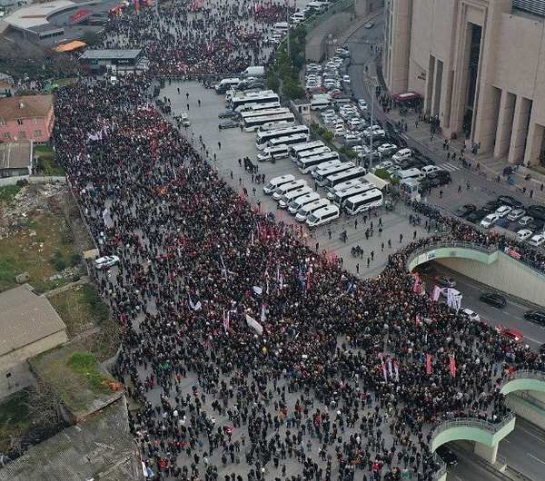 Kalabalık, İBB Başkanı'na desteklerini gösterirken adliye çevresinde yoğunluk oluştu. Öte yandan, ifadeyi alacak savcının değiştiği ve Akın Gürlek’in izinli olduğu bildirildi.