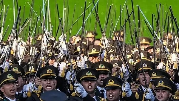 Kara Harp Okulu mezuniyet töreninde teğmenler, kılıç çatarak şu yemini etmişti: