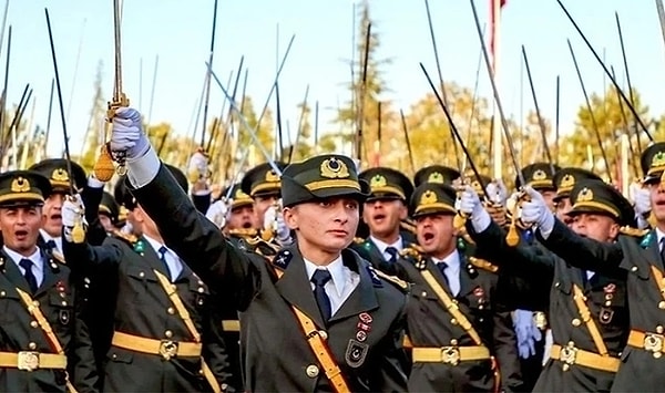 30 Ağustos Zafer Bayramı günü gerçekleşen Kara Harp Okulu mezuniyetinde yeminlerinin ardından kılıçlarını kaldırarak “Mustafa Kemal’in askerleriyiz” ifadelerini kullanan beş teğmen hakkında Türk Silahlı Kuvvetleri’nden (TSK) ihraç kararı verildi.