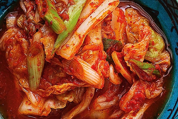 Üstelik, çok soğuk iklimlere sahip Güney Kore gibi ülkelerde de bol baharat tüketiliyor. Kimchi, gochujang ve gochugaru gibi acı biber bazlı ürünler, kışın dondurucu soğuklara rağmen oldukça popüler!