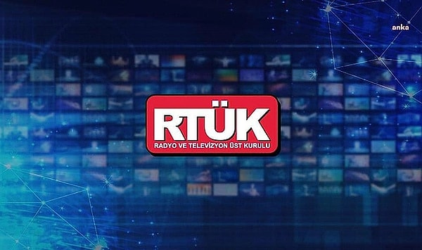 Radyo ve Televizyon Üst Kurulu (RTÜK), üst kurul toplantısını gerçekleştirdi. Toplantıdan Halk TV, Sözcü TV, Now Tv, Tele 1, Flash Haber, TV8 ve dijital platform Netflix’e cezalar yağdı. Halk TV’ye gazeteci Barış Pehlivan’ın bilirkişi ile yaptığı telefon görüşme kaynın yayınlanması nedeniyle yüzde 3 idari para cezası verildi. Tele 1, Now TV ve Sözcü TV’ye Kartalkaya’da meydana gelen otel yangını faciasıyla ilgili yayınlarından dolayı üst sınırdan para cezası uygulandı. Öte yandan Sözcü TV’ye verilen bir başka ceza ise RTÜK Başkanı Ebubekir Şahin’e yönelik yayında sarfedilen sözler gerekçe gösterilerek verildi.