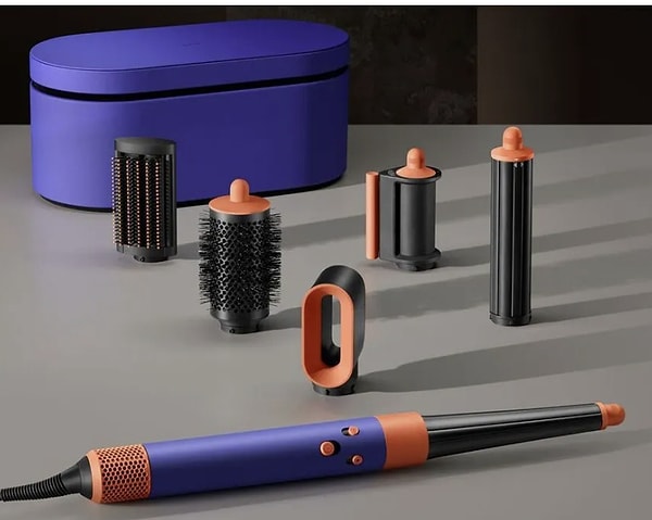 Dyson, yenilikçi tasarımı ve güçlü performansı ile bilinen bir marka. Dyson Airwrap i.d.™ saç şekillendirme ve kurutma seti de, saçlarınıza zarar vermeden mükemmel şekillendirme ve kurutma deneyimi sunan yenilikçi bir güzellik ve bakım ürünü!