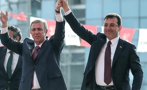 CHP'de cumhurbaşkanı adaylığı için Ekrem İmamoğlu ve Mansur Yavaş'ın isimleri ön plana çıkıyor. Özgür Özel ise adayın ön seçimle belirleneceğini söyledi.