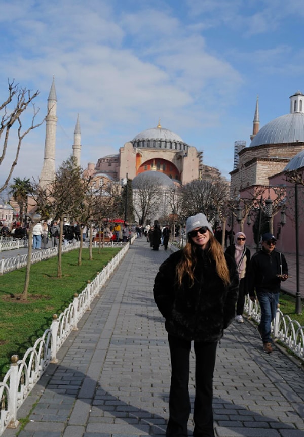 Kumpir yiyen, kuruyemişçileri gezen Suarez, Ayasofya'dan da fotoğraf atmayı ihmal etmedi.