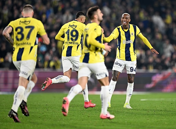 Son darbe ise En-Nesyri'den geldi. Faslı golcü 89.dakikada yine harika bir golle takımını öne geçirdi ve şampiyonluk yolunda hayati bir skor katkısına imza attı. Fenerbahçe maç fazlasıyla puan farkını 3'e düşürdü.