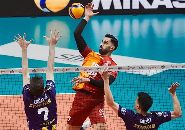 Yüz yılı aşkın mazileriyle her branşta rekabetleri büyük olay olan Fenerbahçe ve Galatasaray bu hafta voleybolda karşı karşıya geldi.