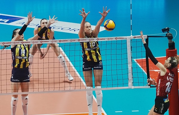 Pazar günü ise Voleybol Vodafone Sultanlar Ligi'nin 19. haftasında bu kez kadınlar karşı karşıya geldi.