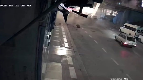 Kaza ihbarı üzerine olay yerine polis, itfaiye ve sağlık ekipleri sevk edildi.