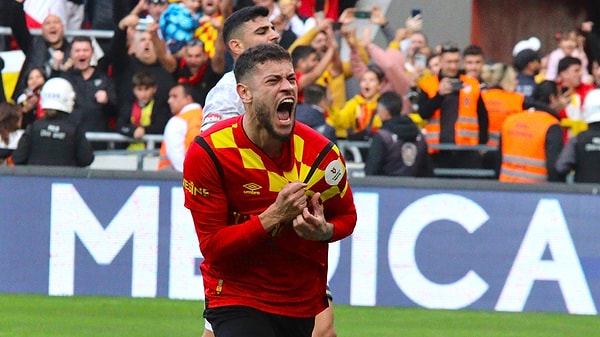 Bu sezon Göztepe ile 20 maça çıkan başarılı oyuncu, 10 gol ve 8 asistlik performans sergilemişti. Feyenoord'un teklifi artıracağı yada Yunanistan ekibi AEK'ten Levi Garcia'yı transfer edeceği iddia edildi.