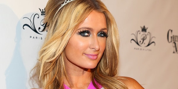 Paris Hilton'u bebeksi sesi, akollü araba sürme davaları ve birçok skandalıyla tanıyoruz. Kendisinin 2003 yılında 'The Simple Life' isimli programla gündeme gelmiş, Hilton'un imaj gelişimi bu program içerisinde şekillenmişti.