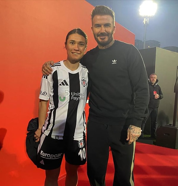 Ziyaret sırasında Beşiktaş Hakkı Yeten Tesisleri'nde Beşiktaş Kadın Futbol Takımı oyuncularıyla bir araya gelen Beckham imzalar dağıtıp bol bol fotoğraf çektirdi.