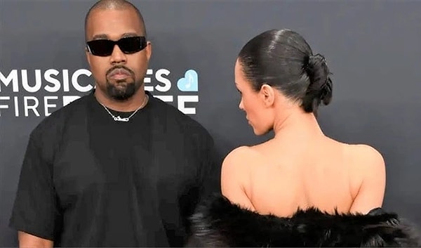 6. Kanye West ve eşi Bianca Censori, Grammy Ödülleri’nde yine sınırları zorladı. Dudak okuyucular ünlü rapçinin eşine verdiği şaşırtıcı talimatı ortaya çıkardı. Bianca, Kanye’nin yönlendirmesiyle kırmızı halıda olay yaratan bir harekete imza attı.