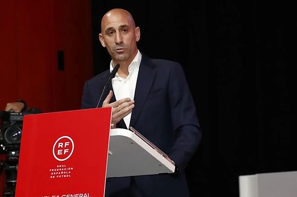 İfadeleri dinleyen savcılık ve mahkeme heyeti, Rubiales için 2,5 yıl hapis ve 50 bin euro para cezası talep ediyor.