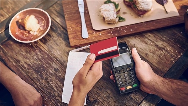 Kafe ve restoranlarda arkadaş veya aileyle birlikte keyif ya da ‘farklılık’ olsun diye bir şeyler yemek içmek artık lüks oldu. Ufalan porsiyonlar, artan fiyatlar, giderek kalitesizleşen gıda nedeniyle cebimiz yanarken keyfimizden oluyoruz.