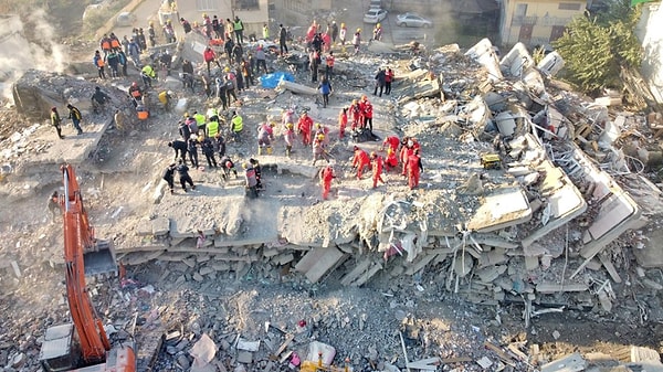 Enkazın altından sağ kurtulabilenler, yakınlarının da kurtulabilmesi için çareyi sosyal medyada buldu. Tüm Türkiye, enkazda olduğu bilinen kişiler için sosyal medya üzerinden seferber oldu.