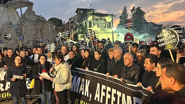 Depremin ikinci yıl dönümünde Antakya ve İskenderun’da bir araya gelen binlerce kişi, kaybettiklerini andı ve yetkililere sert tepki gösterdi. 6 Şubat Platformu adına yapılan açıklamada, en büyük yıkımın yaşandığı Hatay’ın yalnız bırakıldığı vurgulandı.