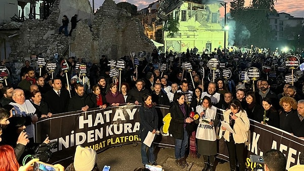 Depremin ikinci yıl dönümünde Hatay’da düzenlenen yürüyüşte, yurttaşlar yaşadıkları kayıpların unutulmadığını ve mücadelelerinin devam edeceğini ifade etti.