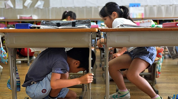 Ayrıca her ay okullarda deprem tatbikatları yapılıyor ve çocuklar küçük yaştan itibaren depreme karşı nasıl davranmaları gerektiği konusunda eğitiliyor. Ee, Japonya'yı uzun uzun anlattık, şimdi gelelim Şili'ye. Keza bu ülke ekonomik açıdan bize epey benzer.