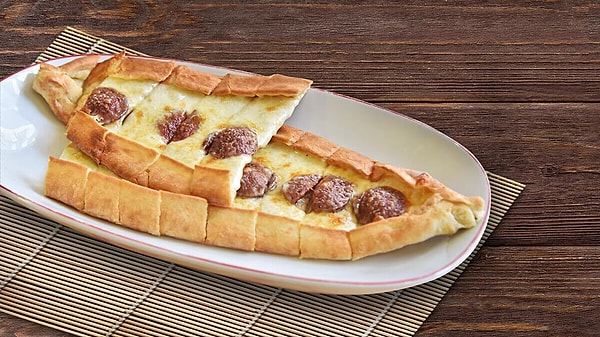 3. Sucuklu Kaşarlı Pide