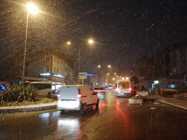 Meteoroloji, AKOM ve valiliğin yaptığı uyarıların ardından İstanbul'da yoğun kar yağışı başladı.