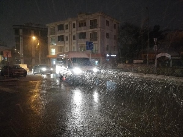 Anadolu Yakası'nın ilçelerinden olan Kartal'ın yüksek kesimlerinde de sabah saatlerinde kar yağışı kendini gösterdi. İşe gitmek için yollara çıkan vatandaşlar yağan karın altında yürüdü.