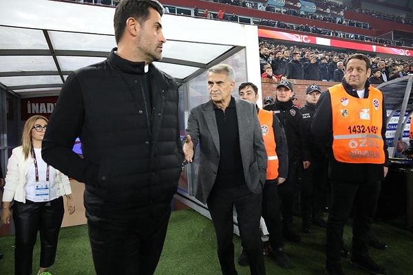 Karşılaşmanın başlama vuruşundan önce Bodrum FK'nın teknik direktörü Volkan Demirel, bordo-mavili takımın tecrübeli çalıştırıcısı Şenol Güneş'in elini sıkmamıştı.