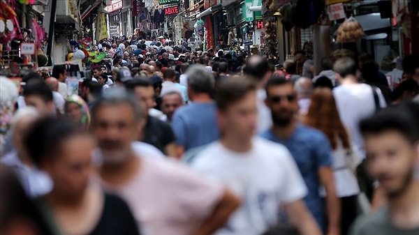 İstanbul'un nüfusu, bir önceki yıla göre 45 bin 678 kişi artarak 15 milyon 701 bin 602 kişi oldu. Türkiye nüfusunun yüzde 18,3'ünün ikamet ettiği İstanbul'u, 5 milyon 864 bin 49 kişi ile Ankara, 4 milyon 493 bin 242 kişi ile İzmir, 3 milyon 238 bin 618 kişi ile Bursa ve 2 milyon 722 bin 103 kişi ile Antalya izledi.