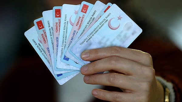 Ülkemizde 2009 ve 2024 yılı cinsiyete göre medeni durumun dağılımı incelendiğinde, erkeklerde hiç evlenmeyenlerin oranının kadınlara göre daha yüksek olduğu, kadınlarda ise eşi ölenlerin ve boşananların oranının erkeklerden daha fazla olduğu görüldü. Diğer yandan büyük çoğunluğu oluşturan evlilerin oranının 2009 ve 2024 yılında her iki cinsiyette de birbirine yakın oranlarda olduğu görüldü.