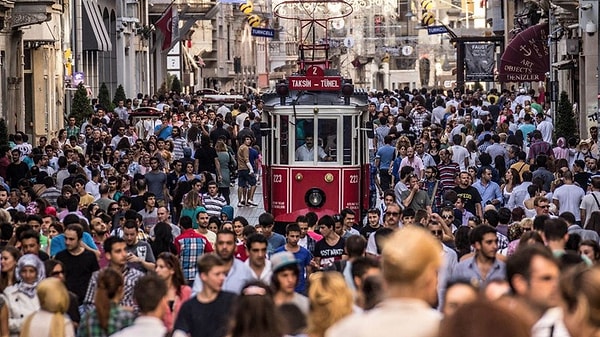 TÜİK, adrese dayalı nüfus kayıt sisteminin verilerini açıkladı. 2024 verilerine göre ülkemizin nüfusu 85 milyon 664 bin 944 kişiye ulaştı.