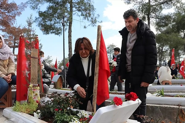 Ebrar Sitesi'nde enkazın altında kalan 16 yaşındaki kızı Irmak Leyla Hançer'in elini tuttuğu fotoğraf karesiyle akıllara kazınan acılı baba Hançer, depremin ikinci yılında kızının mezarını ziyaret etti.