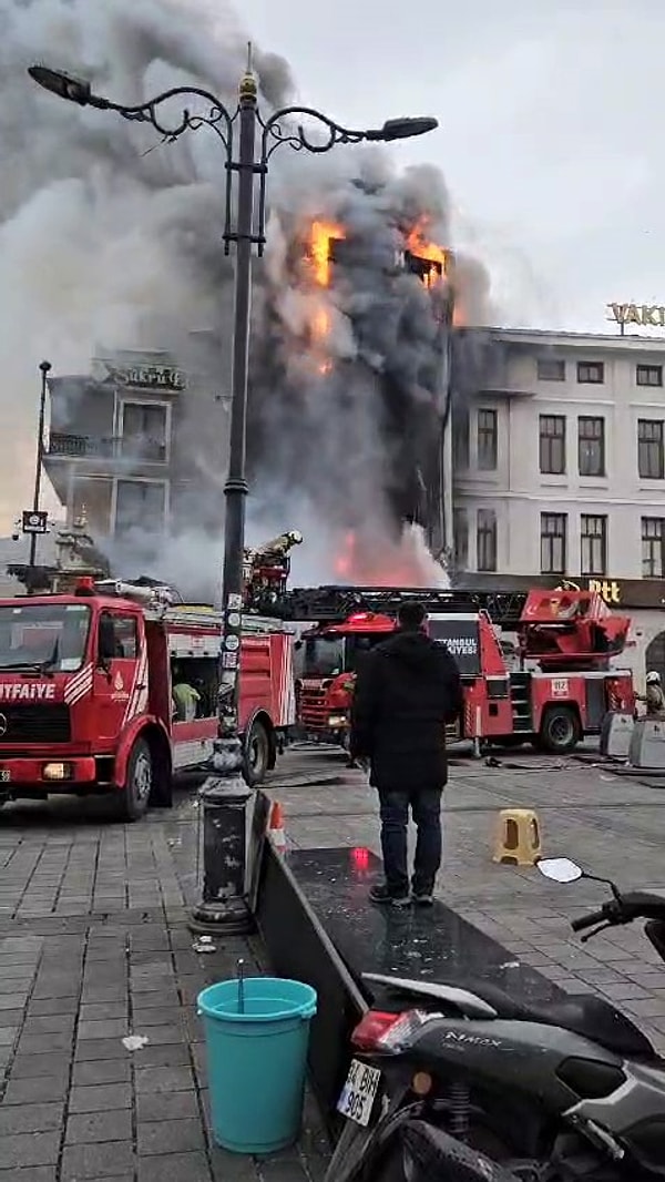 Alevler kısa sürede 5 katlı binayı sararken, olay yerine sevk edilen itfaiye ekiplerinin yangına müdahalesi sürüyor.