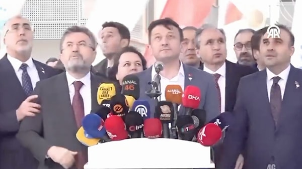 Dağ’ın konuşması sırasında çıkan kuvvetli rüzgar kısa süreli paniğe neden oldu. Heyetin üstünde yer alan tentenin bir kısmı rüzgarın etkisiyle uçtu.