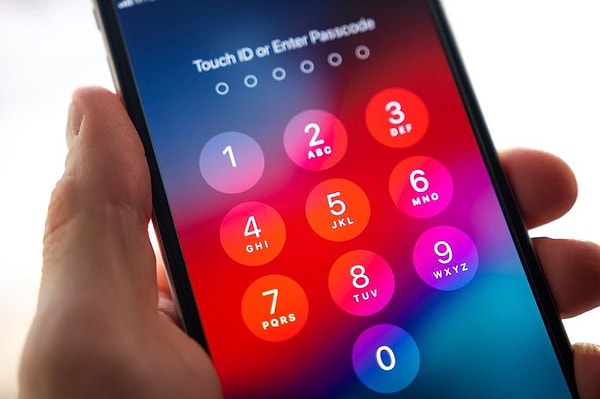 Apple’ın iOS işletim sisteminde ve Google’ın Android cihazlarında, 72 saat boyunca manuel şifre girilmediğinde, cihaz otomatik olarak şifre istemeye başlıyor.